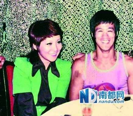 從當(dāng)時(shí)拍到的很多李小龍和丁佩一起的照片中可以看到，她和李小龍的發(fā)型是一樣的。