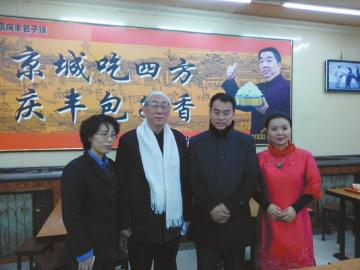 吳頌今（左二）、王樹才（左三）、談芳兵（右一）與店長合影。