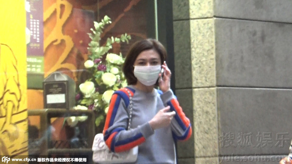關(guān)之琳口罩遮面無(wú)人識(shí) 穿短褲打電話(huà)美腿超吸睛 關(guān)之琳口罩遮面無(wú)人識(shí) 穿短褲打電話(huà)美腿超吸睛