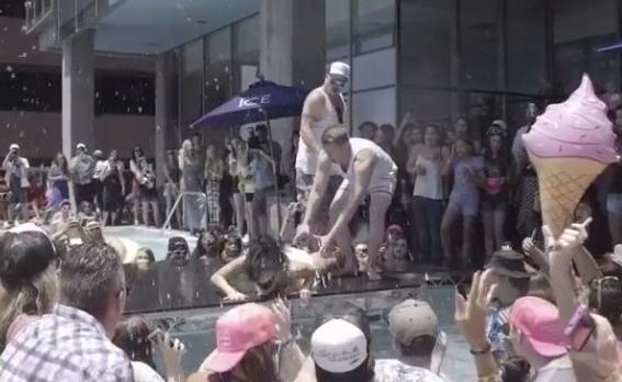 Demi Lovato泳池邊摔倒 Demi Lovato泳池邊摔倒