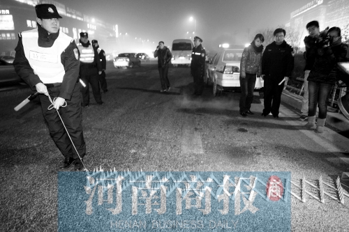 特警隊(duì)員在清查中使用阻車(chē)釘，應(yīng)對(duì)惡意闖崗或攔截駕車(chē)逃竄行為 河南商報(bào)記者 王春勝/攝