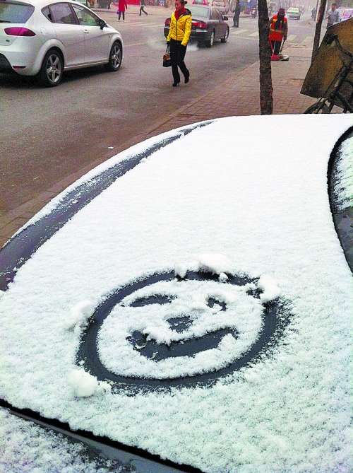 一月十五日上午，有汽車披著一身的雪裝，從經(jīng)開(kāi)區(qū)回到市區(qū)。