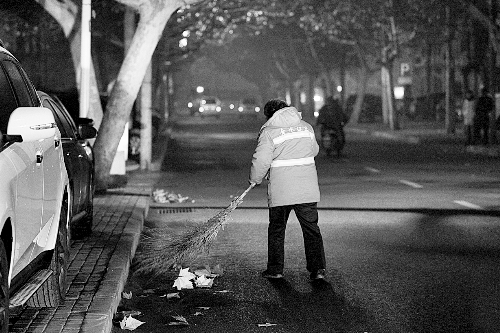 清晨六點(diǎn)，鄭州市經(jīng)七路，一名環(huán)衛(wèi)工開始了一天的工作。