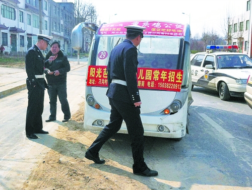 鄭州查處違法營(yíng)運(yùn)觀光車(chē) 每名駕駛員罰扣12分