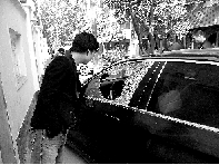 有個(gè)人晃了一圈后，寶馬、現(xiàn)代、越野的車(chē)窗都“長(zhǎng)”出大窟窿