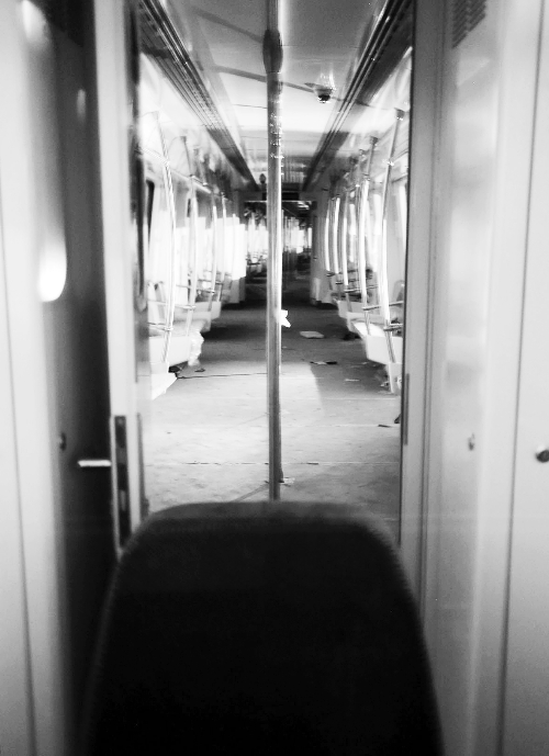 透過擋風(fēng)玻璃，依稀能看到車廂內(nèi)的樣子