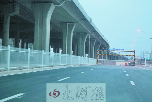 下穿隧道限高3米，不影響公交車通行。