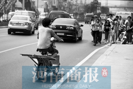 剛駛出隧道口，騎電動(dòng)車的他被交警攔下 邱曉峰/攝