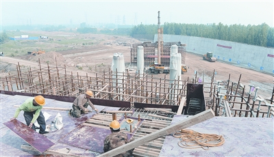 中原西路西南繞城高速公路互通式立交項(xiàng)目已完成總工程量的35%。