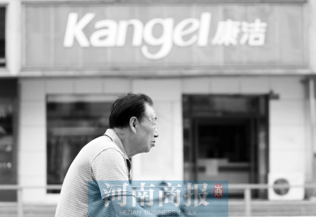 　這一切，將會給康潔公司、加盟商，乃至鄭州洗衣行業(yè)，帶來什么？ 記者 趙卓/攝