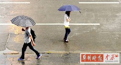 昨天傍晚，市民在雨中行走。