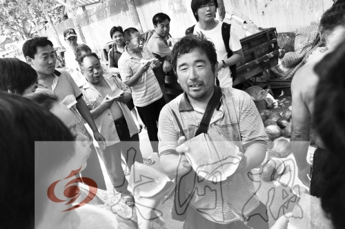 為了表示感謝，陳小立切西瓜分給大家吃。