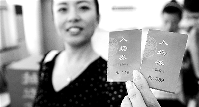 本報記者抽出的兩名消費者代表。