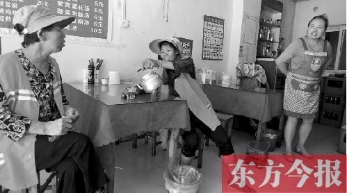 7月30日下午，鄭州市建設(shè)路一家面館老板毋女士，給兩位環(huán)衛(wèi)工端水解暑