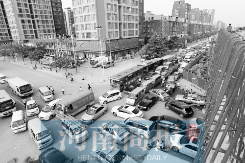 路口四個(gè)方向直行、左轉(zhuǎn)交織，車輛相互抵頭，無法正常通行