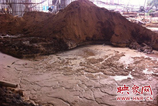 隴海路西三環(huán)快速路施工現(xiàn)場，被挖斷的管道就在泥水下面