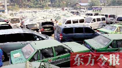 國(guó)慶期間，鄭州市客運(yùn)管理處查處的大批非法營(yíng)運(yùn)車輛