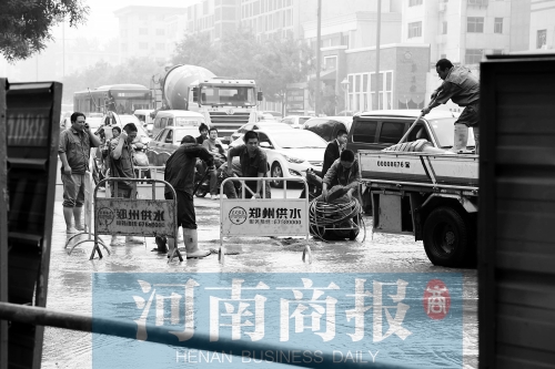 工作人員正在搶修，預(yù)計(jì)今晚能恢復(fù)供水