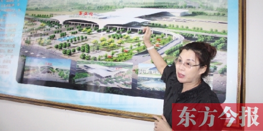 梁園區(qū)高鐵建設指揮部常務副指揮長、梁園區(qū)委副書記杜麗亞向記者介紹高鐵站效果圖