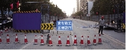 桐柏路西側(cè)，圍擋內(nèi)已經(jīng)不允許汽車通行。