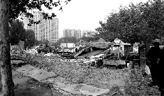 對(duì)公園選址的5.5萬多平方米的違章建筑進(jìn)行拆除。