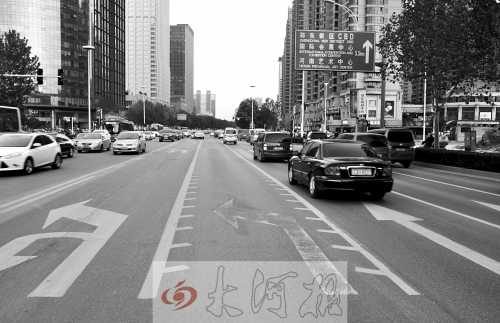 這條畫(huà)有多條短斜線(xiàn)的車(chē)道就是可變車(chē)道，視車(chē)流量大小而定，直行車(chē)輛多時(shí)它是一個(gè)直行車(chē)道，左轉(zhuǎn)車(chē)輛多時(shí)它