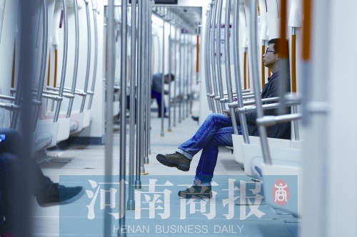 倆小時(shí)不出地鐵站，要按全程收費(fèi) 王春勝/攝