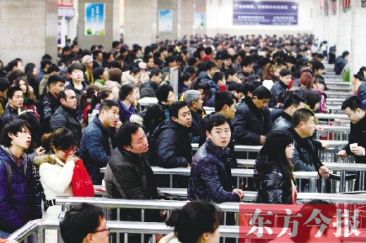 鄭州火車站迎來節(jié)后最后一波客流高峰。昨日，售票廳內人頭攢動