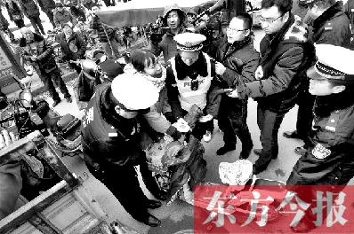 面對(duì)要暫扣的非機(jī)動(dòng)車，看車人急了