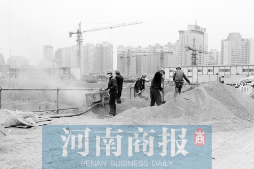 緯二路與東明路交叉口附近，一處工地上塵土飛揚(yáng) 記者 鄧萬里/攝