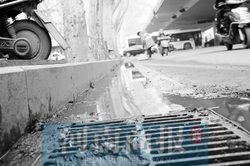 現(xiàn)場(chǎng)，污水流到了機(jī)動(dòng)車道上