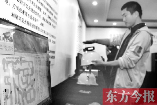 可見光通信技術(shù)應(yīng)用展示會上，參觀者體驗新技術(shù)在采礦工具上的應(yīng)用
