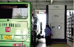 機器人正在為公交車更換電池 機器人正在為公交車更換電池