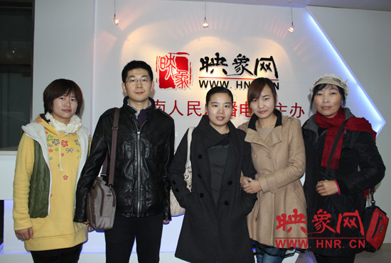 網(wǎng)友出發(fā)前和東方今報(bào)記者劉長(zhǎng)征、河南電臺(tái)新聞廣播記者王巴燕（左二、左三）合影