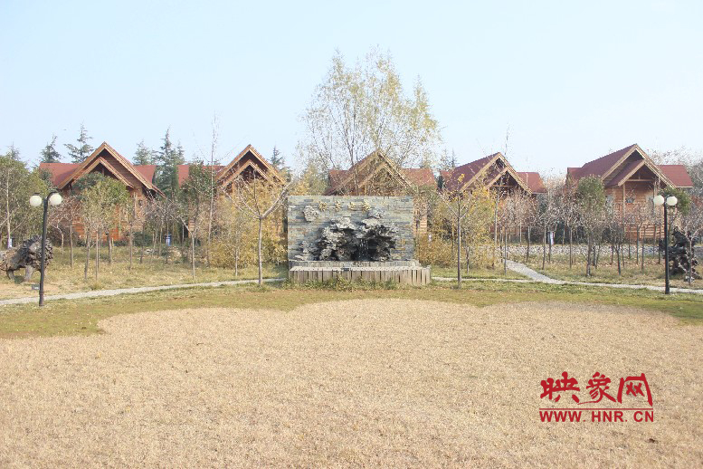 后面就是小別墅，前面是個廣場