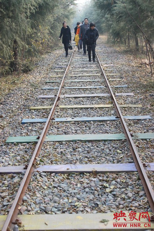 景區(qū)保留下來的火車道，下面的木基被染成了五顏六色