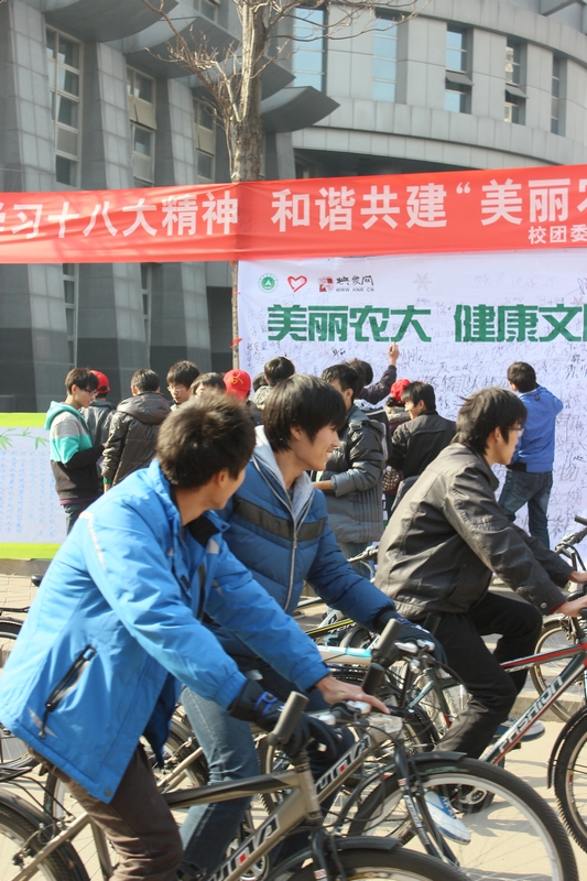 活動現(xiàn)場人流涌動，過路人群駐足觀看
