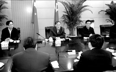 11月30日，中共中央政治局常委、中央紀委書記王岐山在北京主持召開座談會，聽取專家學者對黨風廉政建設(shè)和反腐敗工作的意見和建議。新華社發(fā)