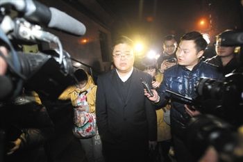 1月15日，重慶，庭審結(jié)束，張貴英的辯護律師接受媒體采訪。