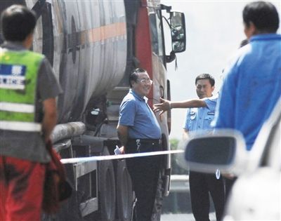 陜西“表哥”楊達(dá)才在車禍現(xiàn)場。資料圖