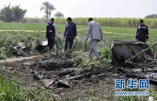 2月26日，在埃及旅游城市盧克索附近，警察和救援人員在發(fā)生熱氣球爆炸事故的現(xiàn)場查看熱氣球殘骸。
