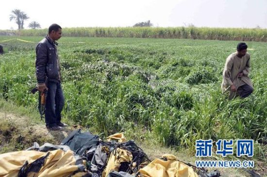 2月26日，在埃及旅游城市盧克索附近，當(dāng)?shù)匕踩藛T在發(fā)生熱氣球爆炸事故的現(xiàn)場查看。