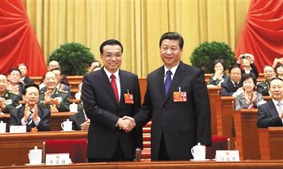 昨日，人大會議投票表決，決定李克強為國務(wù)院總理后，習(xí)近平和李克強親切握手。 新華社記者 蘭紅光 攝