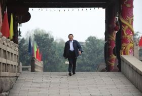2008年10月30日清晨，吳仁寶在村中散步時(shí)從華西金塔門前走過。圖/新華社