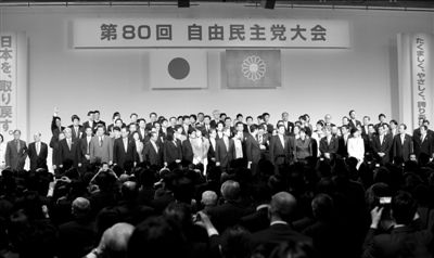 3月17日，日本自民黨黨員在東京出席自民黨年度大會。新華社發(fā)