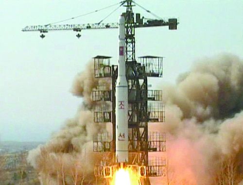 朝鮮KRT電視臺(tái)在2009年4月5日播放的朝鮮在咸鏡北道花臺(tái)郡舞水端里發(fā)射火箭的電視截圖。