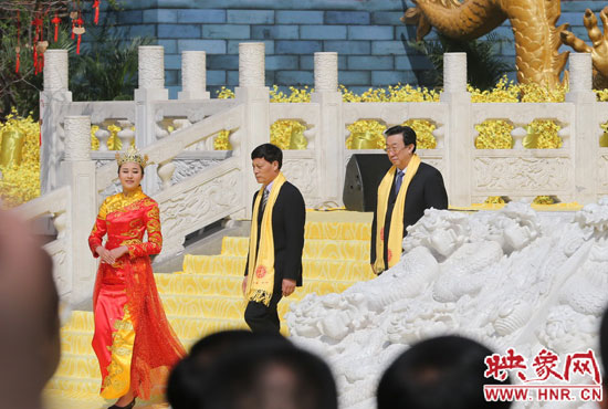 　河南省委書記、省人大常委會主任郭庚茂，河南省省長謝伏瞻敬獻花籃。映象網記者 邵恰 攝
