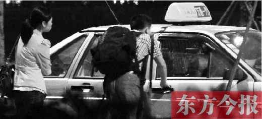 5月1日，記者夜探鄭州火車(chē)東站黑出租車(chē)，司機(jī)告知記者不打表40元，記者上車(chē)錄音取證