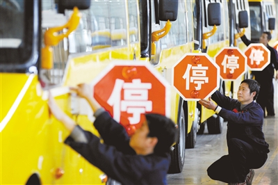 4月28日，江西上饒，江西博能上饒客車員工正在為銷往廣東客戶的訂單大鼻子校車做最后的質(zhì)量安檢。圖/CFP