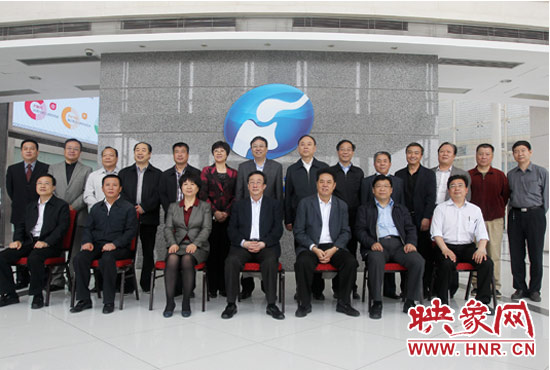 郭庚茂等省領(lǐng)導(dǎo)與省廣電局、河南電視臺(tái)的同志們合影
